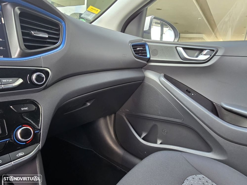 Hyundai Ioniq - 12