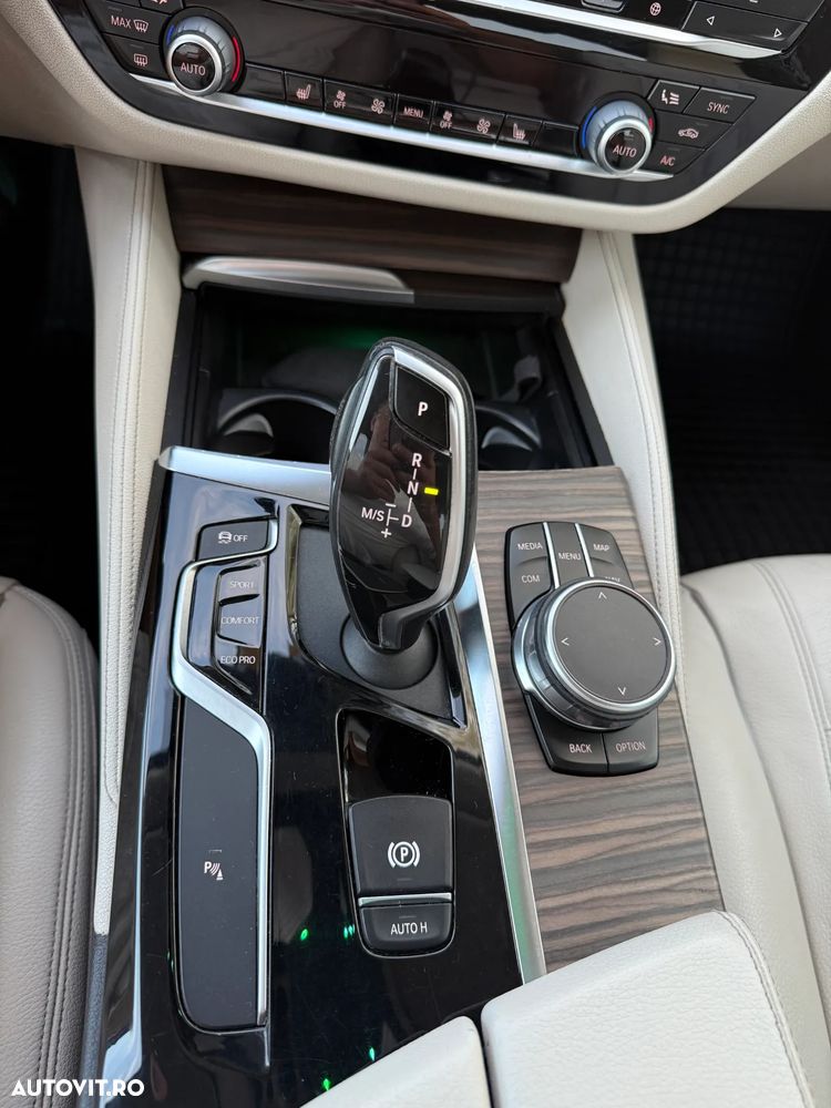 BMW Seria 5 520d xDrive AT - 17