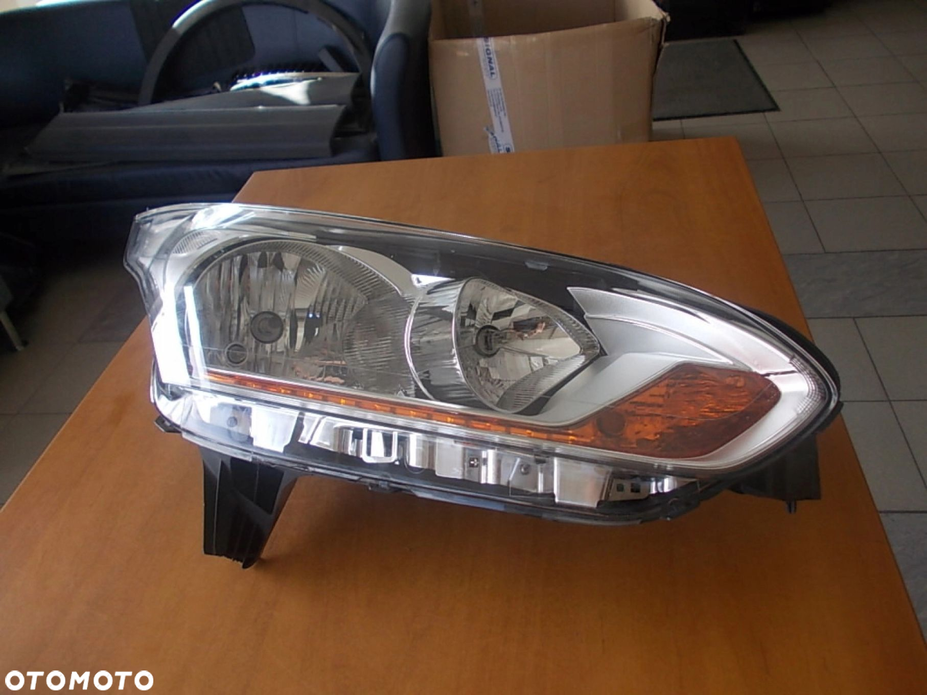 LAMPA PRZEDNIA PRAWA FORD TRANSIT CONNECT MK3 - 2