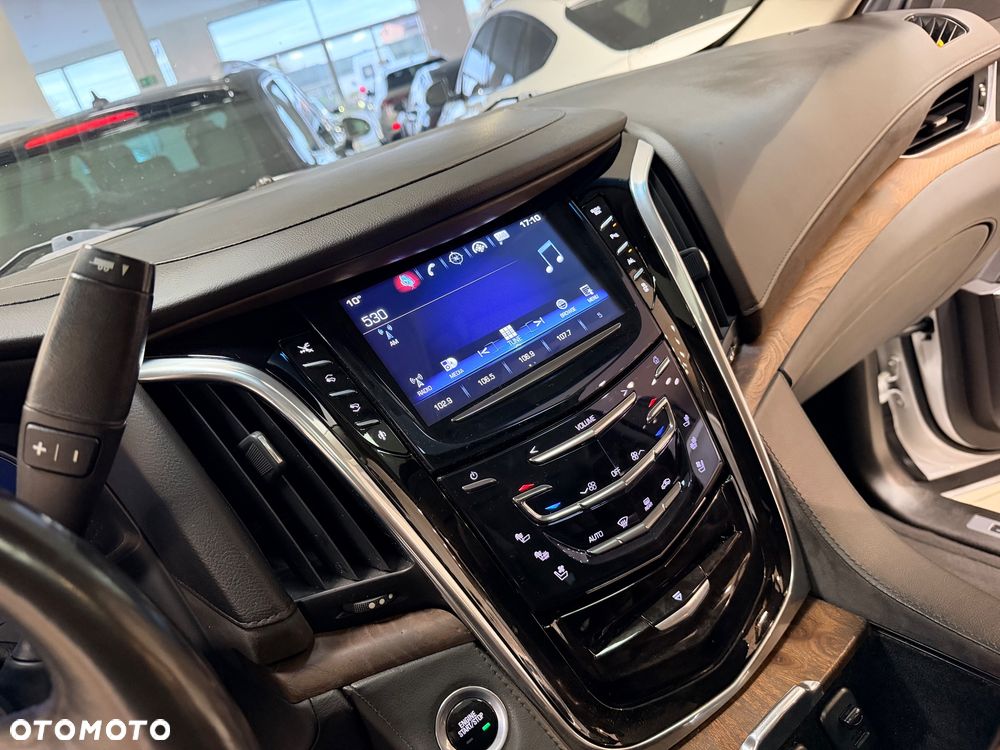 Cadillac Escalade - 28