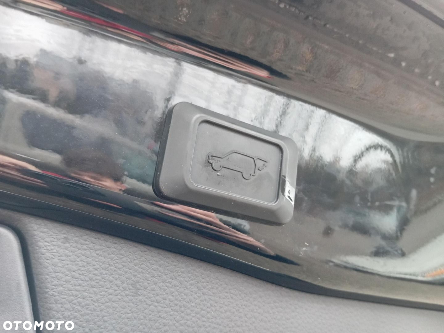 Toyota RAV4 2.5 Hybrid Black Edition by JBL 4x4 - 24