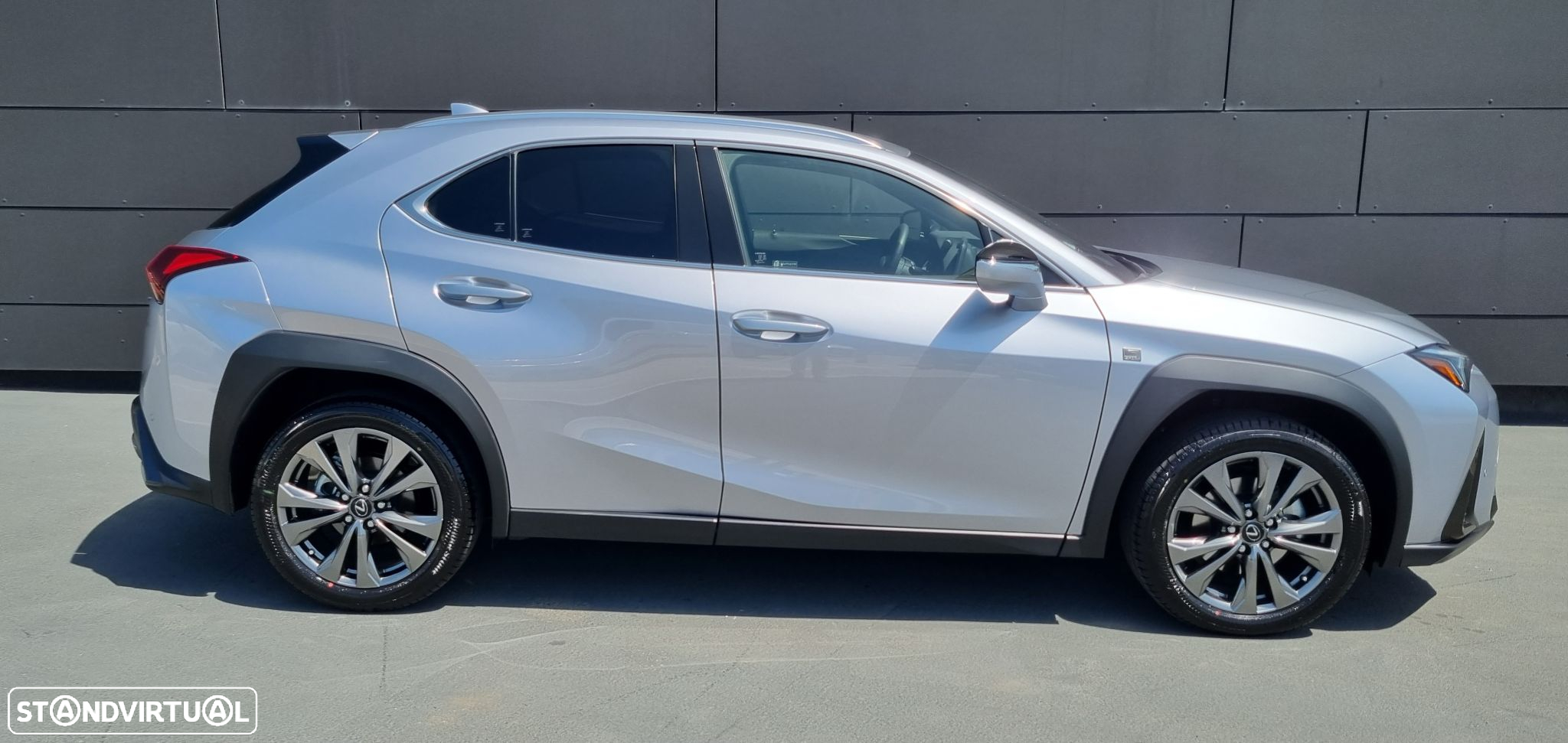 Lexus ux-250h Sport - 11
