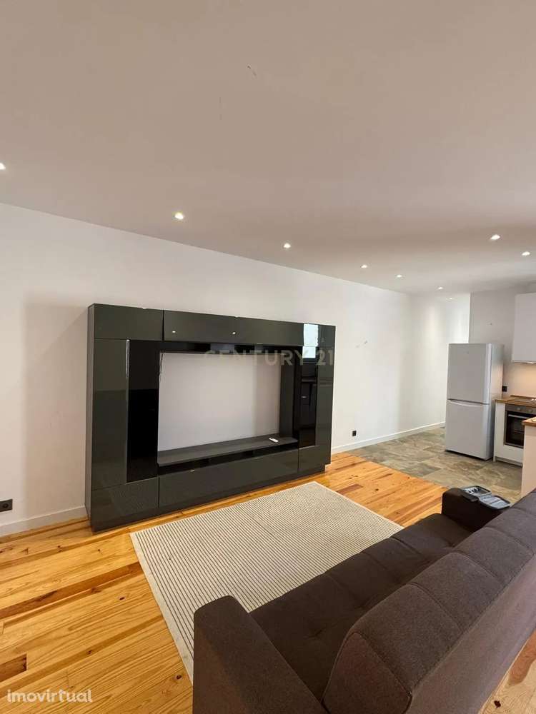 T2 Renovado no centro do Porto – Acesso direto a pátio + arrumo com lu - Grande imagem: 2/25