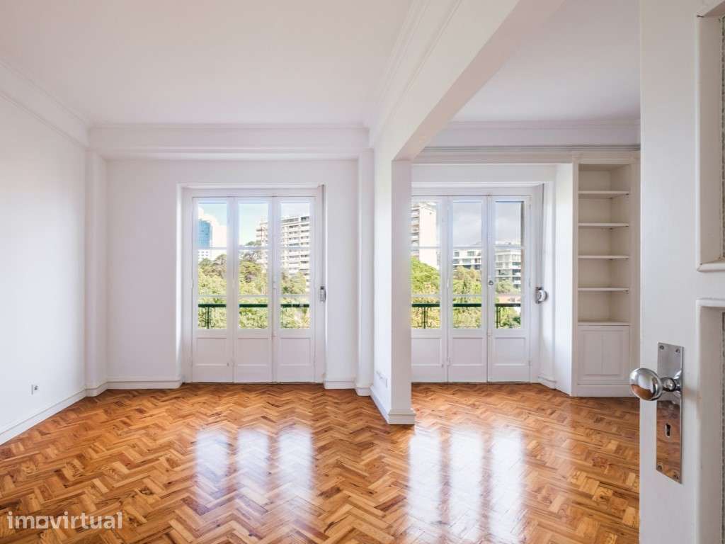 Apartamento T3, com luz natural e vista desafogada nas Amoreiras - Grande imagem: 2/25