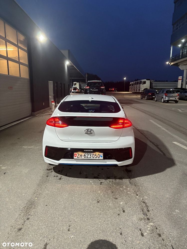Hyundai IONIQ - 4