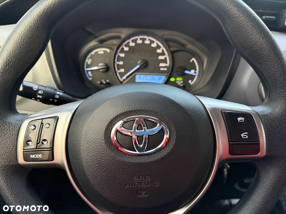 Toyota Yaris Hybrid 100 Active - 23