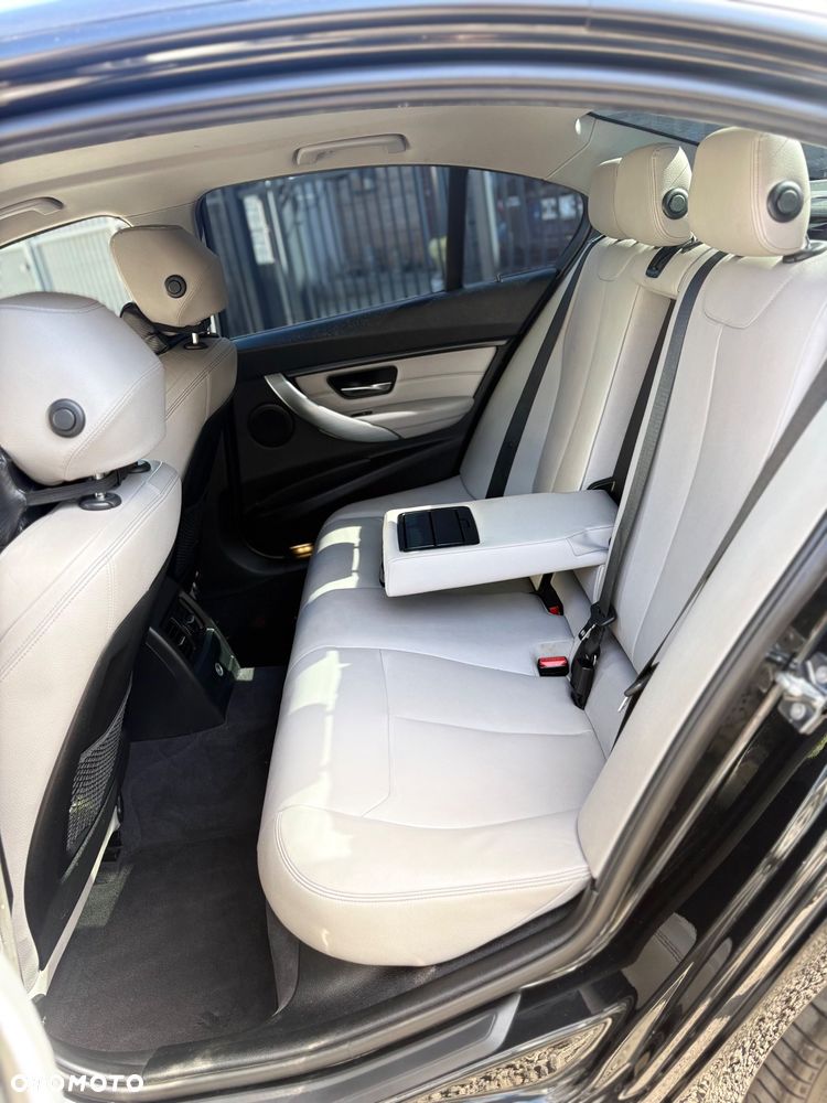 BMW Seria 3 328i Sport Line - 25