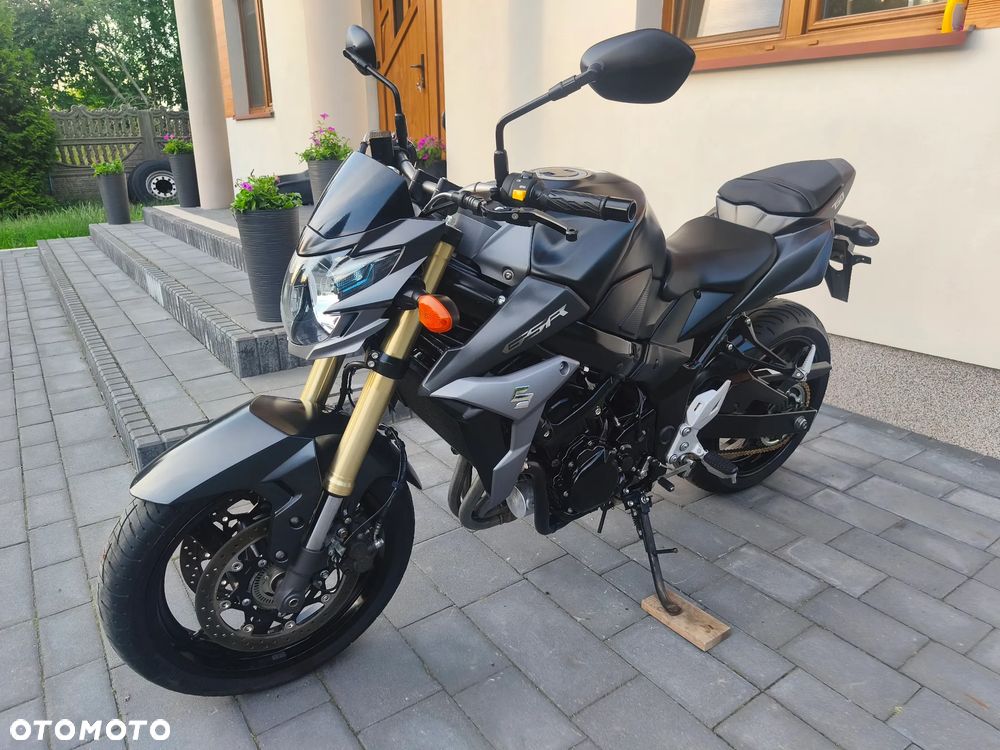Suzuki GSR - 8