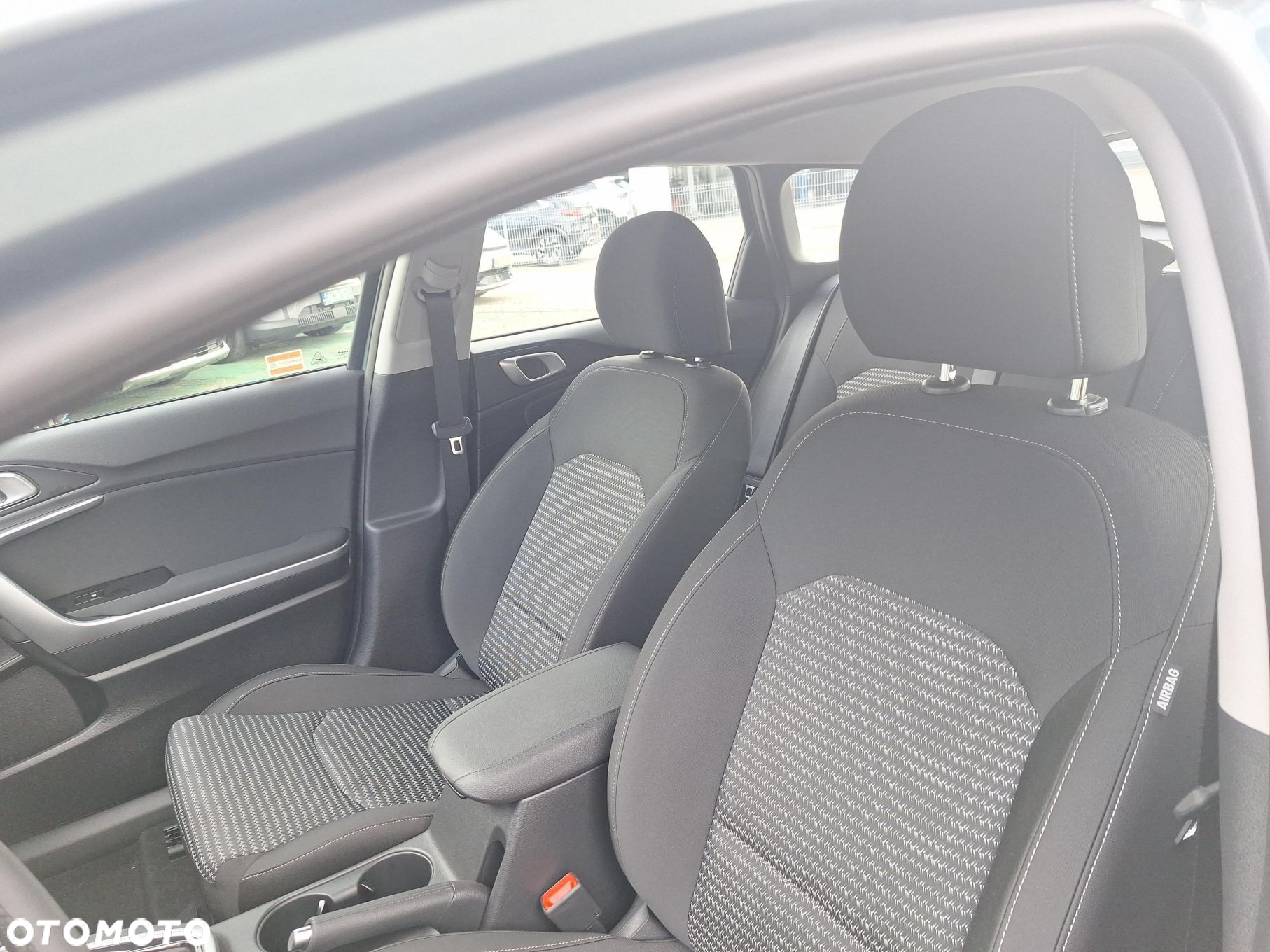 Kia Ceed - 11