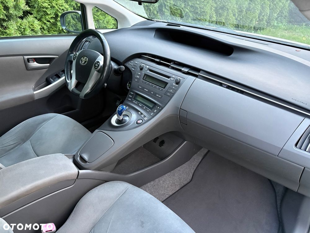 Toyota Prius (Hybrid) - 6