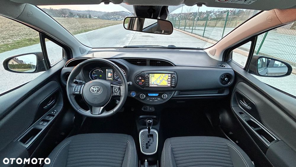 Toyota Yaris Hybrid 100 Business Edition - 33