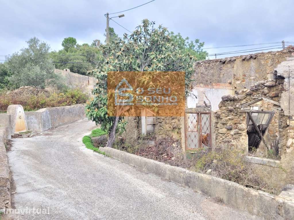 Casinha Térrea em Ruína com Terreno Urbano - Grande imagem: 2/21