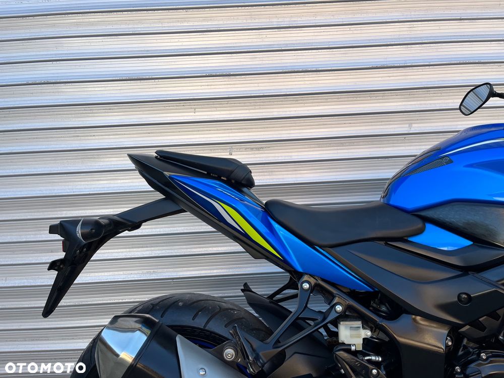 Suzuki GSX - 28