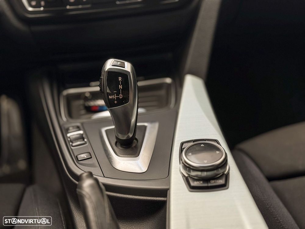 BMW 318 d Touring Aut. Sport Line - 38
