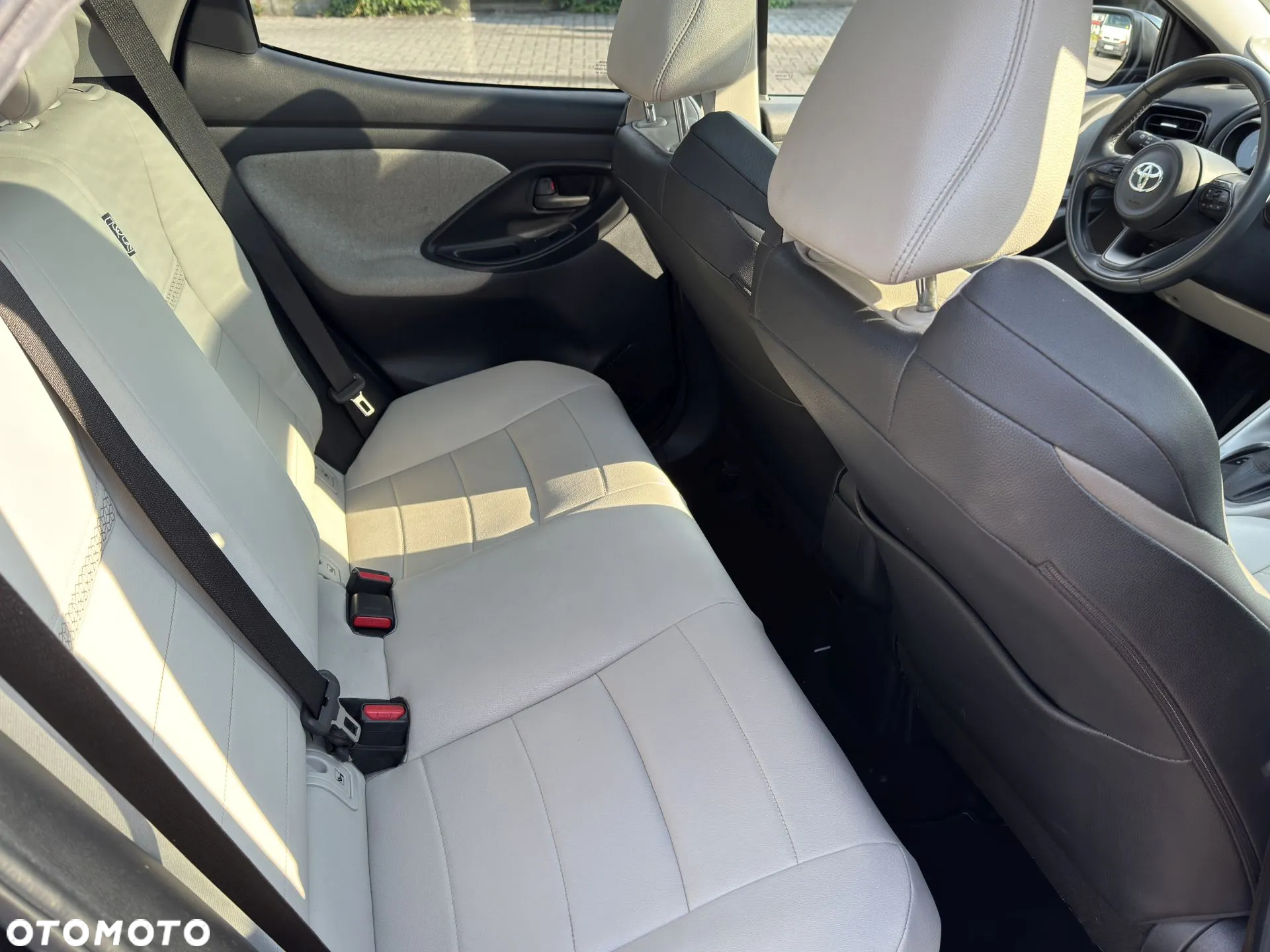 Toyota Yaris Hybrid 116 1.5 VVT-i Black&White - 11