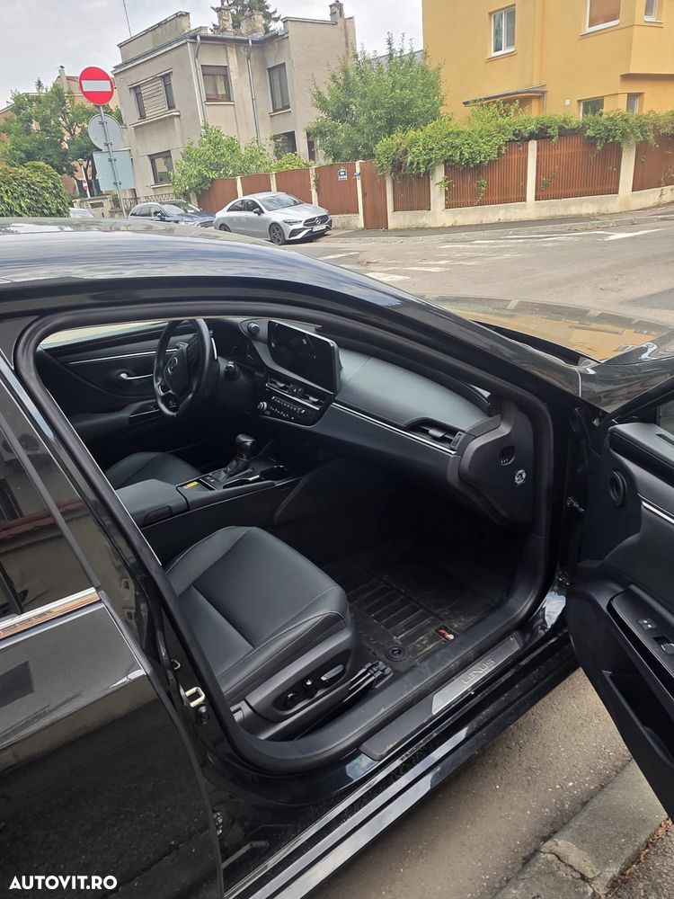 Lexus Seria ES 300h 2.5 TNGA HV 25H- 4X2 CVT Business - 4