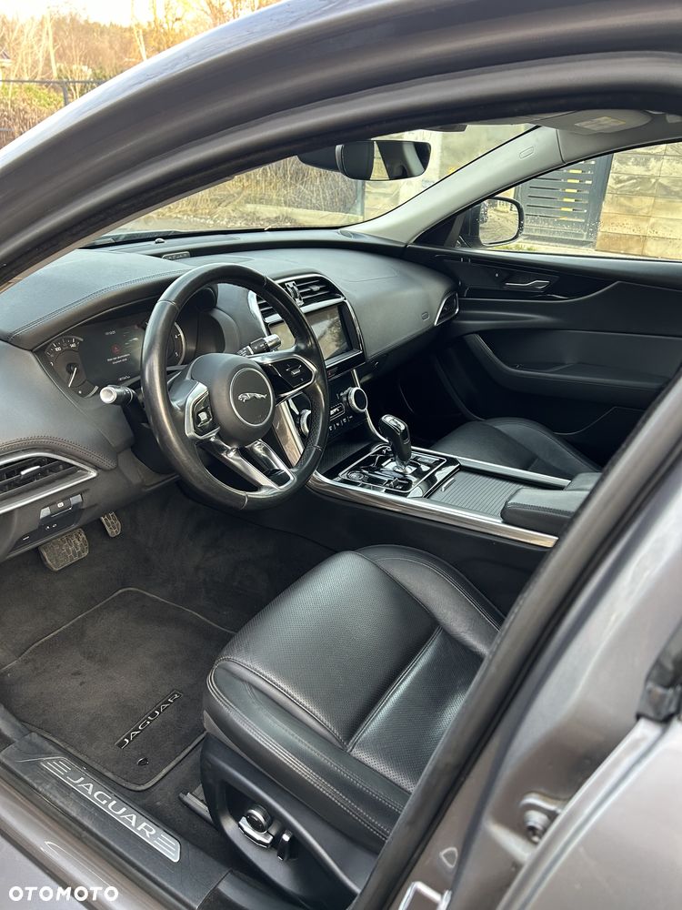 Jaguar XE 20d Prestige - 11