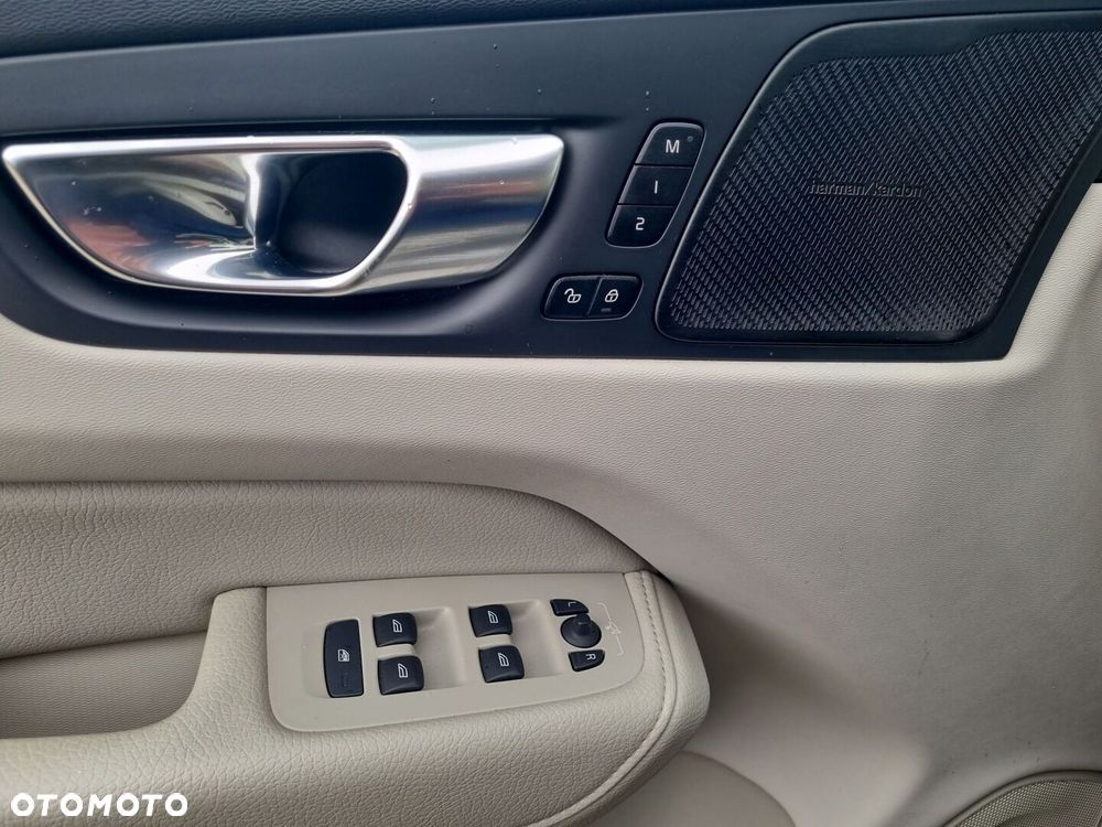 Volvo XC 60 B4 D Momentum - 22
