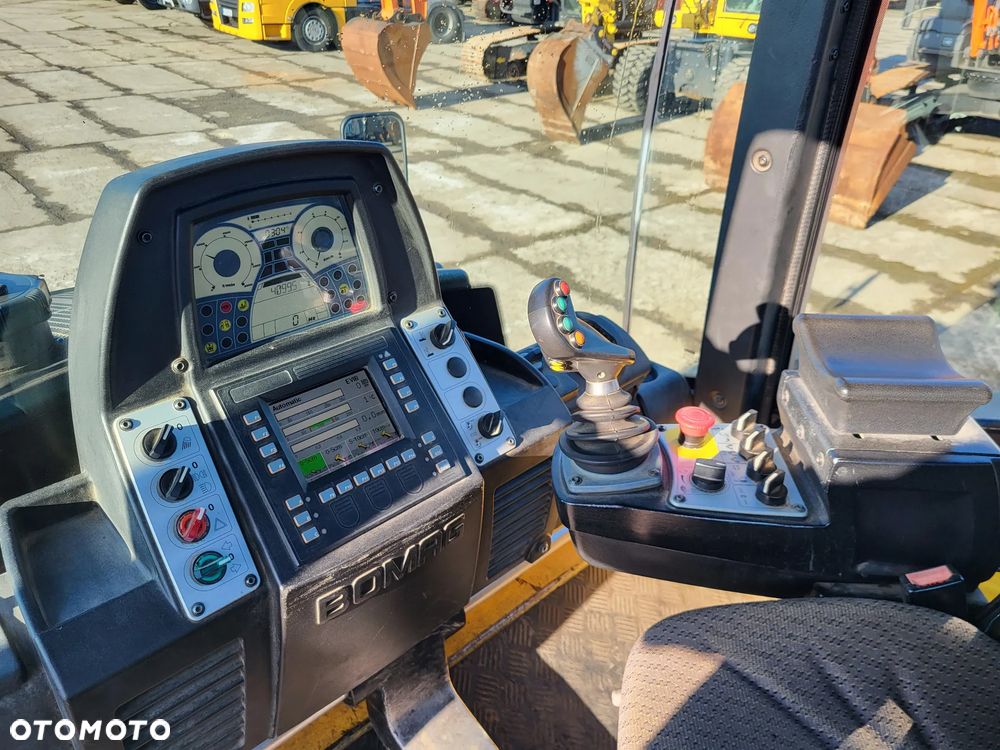 Bomag BW 154 AP 4 AM + rozsypywacz grysu z Niemiec - 12