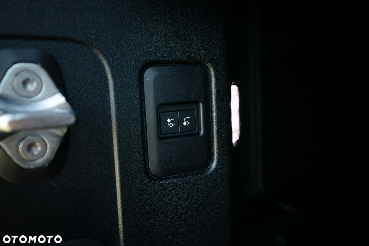 Land Rover Defender - 32