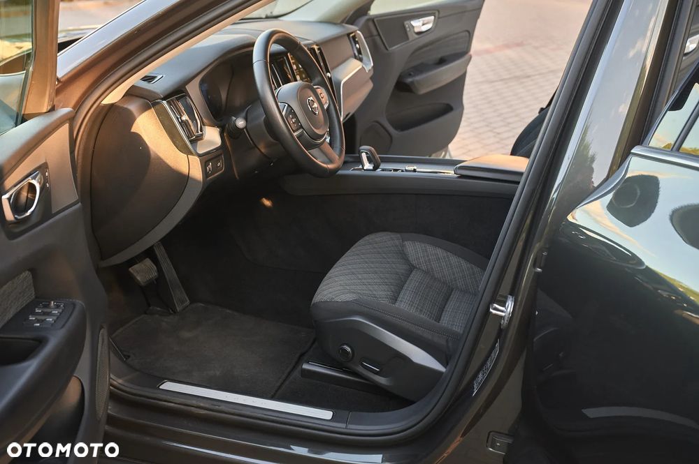 Volvo XC 60 B4 D AWD Momentum Pro - 19