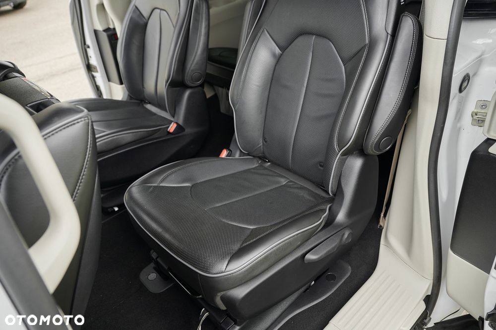 Chrysler Pacifica - 26