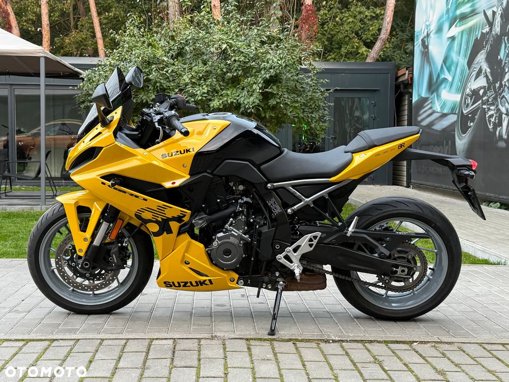 Suzuki GSX - 12