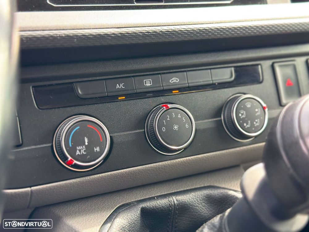 VW Transporter 2.0 TDI Longo Extra AC - 22