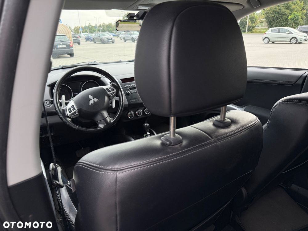 Mitsubishi Outlander - 14