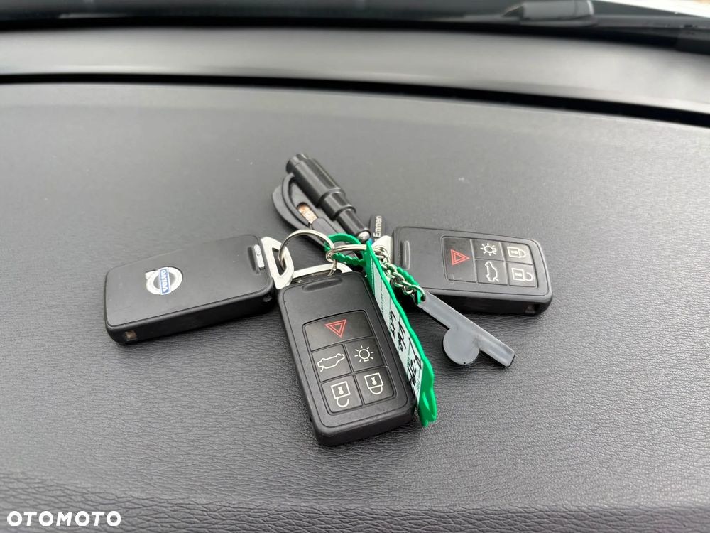 Volvo V60 D6 AWD Plug-in Hybrid R-Design Momentum - 9
