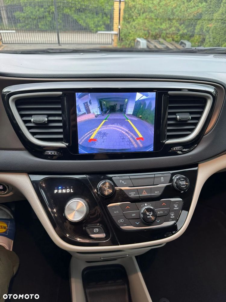 Chrysler Pacifica - 27
