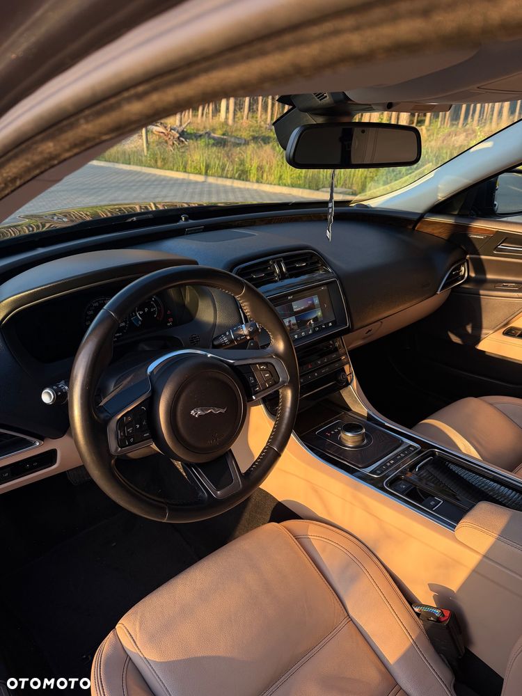 Jaguar XE 2.0 D Portfolio - 11