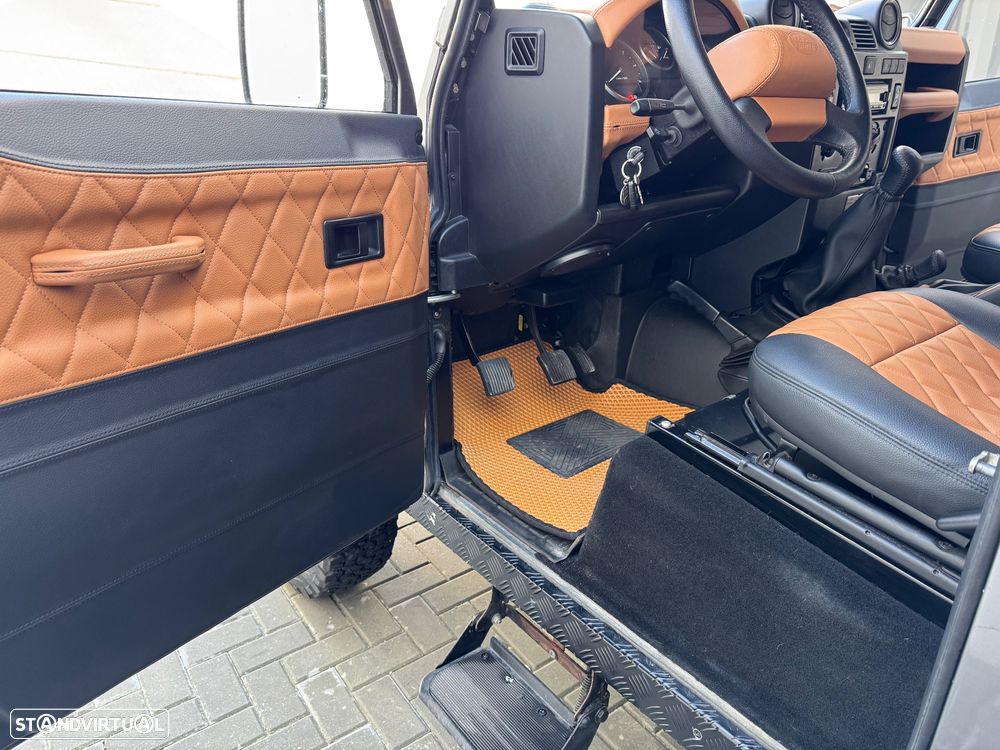 Land Rover Defender 90 Hard Top SE - 14
