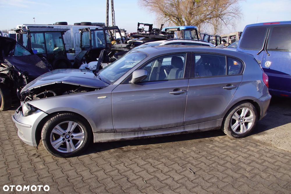 Auto na części - BMW E87 116D Lift 2.0 D 116 KM N47D20 GS6-17DG A52 2010R Silnik Skrzynia Drzwi Błotnik Zderzak Klapa Lampa Klamka Szyba Lusterko Deska Kokpit Sterownik Moduł Czujnik Licznik Panel Kierownica - 4