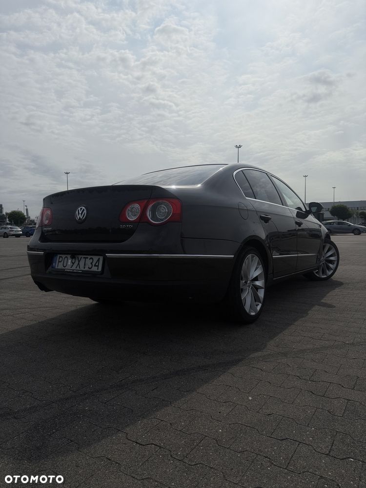 Volkswagen Passat 2.0 TDI DPF Highline - 9