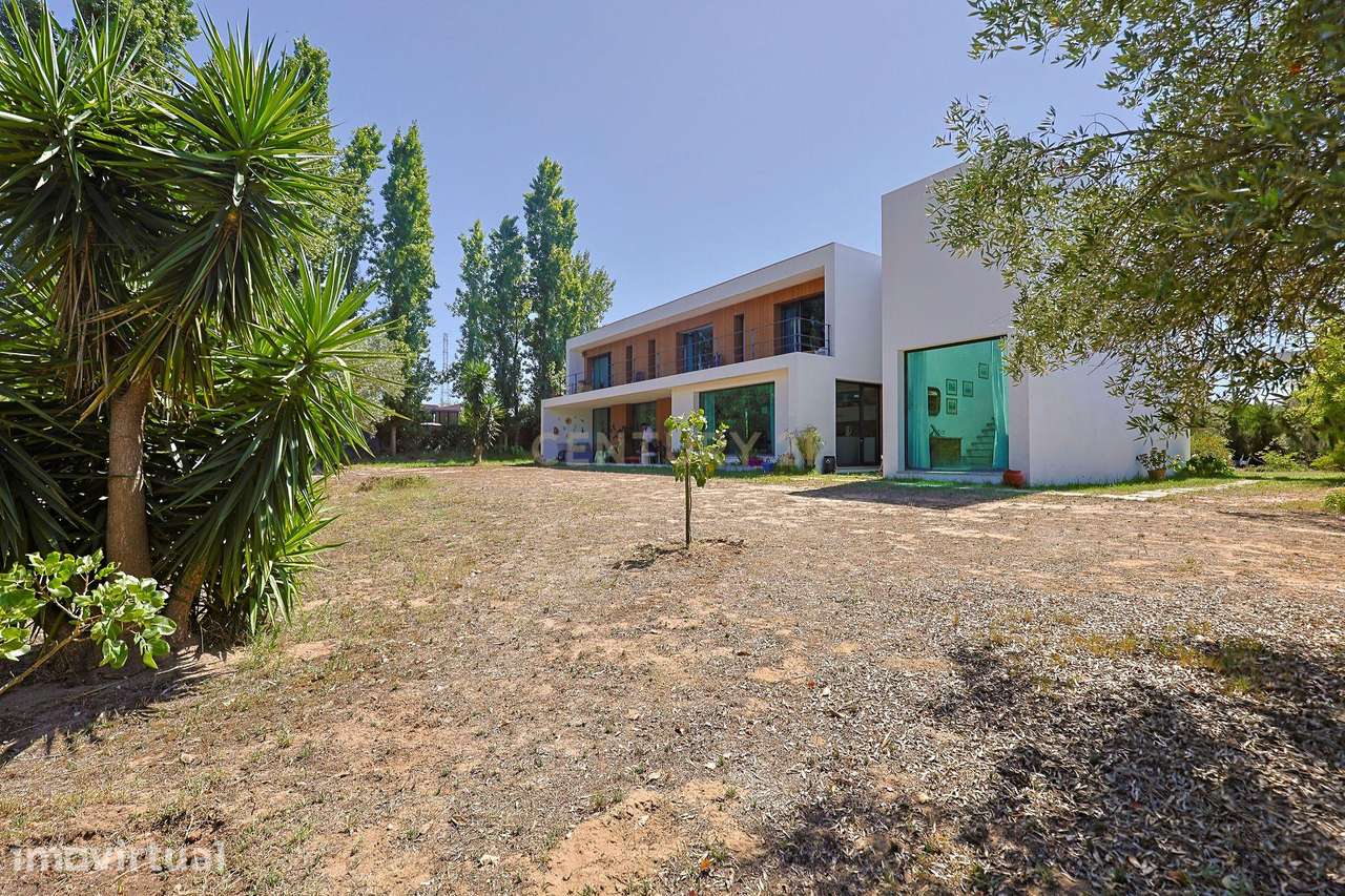 Villa Contemporânea, inserida num lote de 9.500m2 na Quinta do Anjo, P - Grande imagem: 5/29