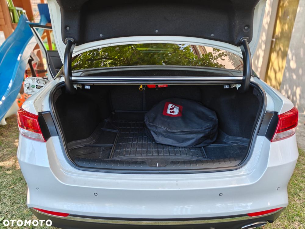 Kia Optima 2.0 L - 12