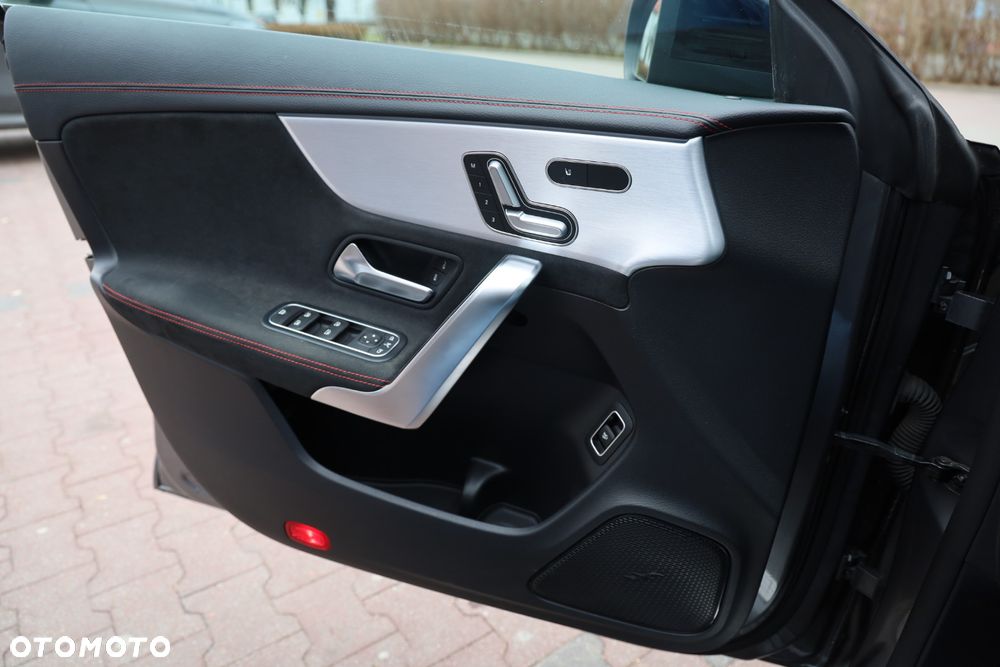 Mercedes-Benz CLA 220 4-Matic AMG Line 7G-DCT - 9