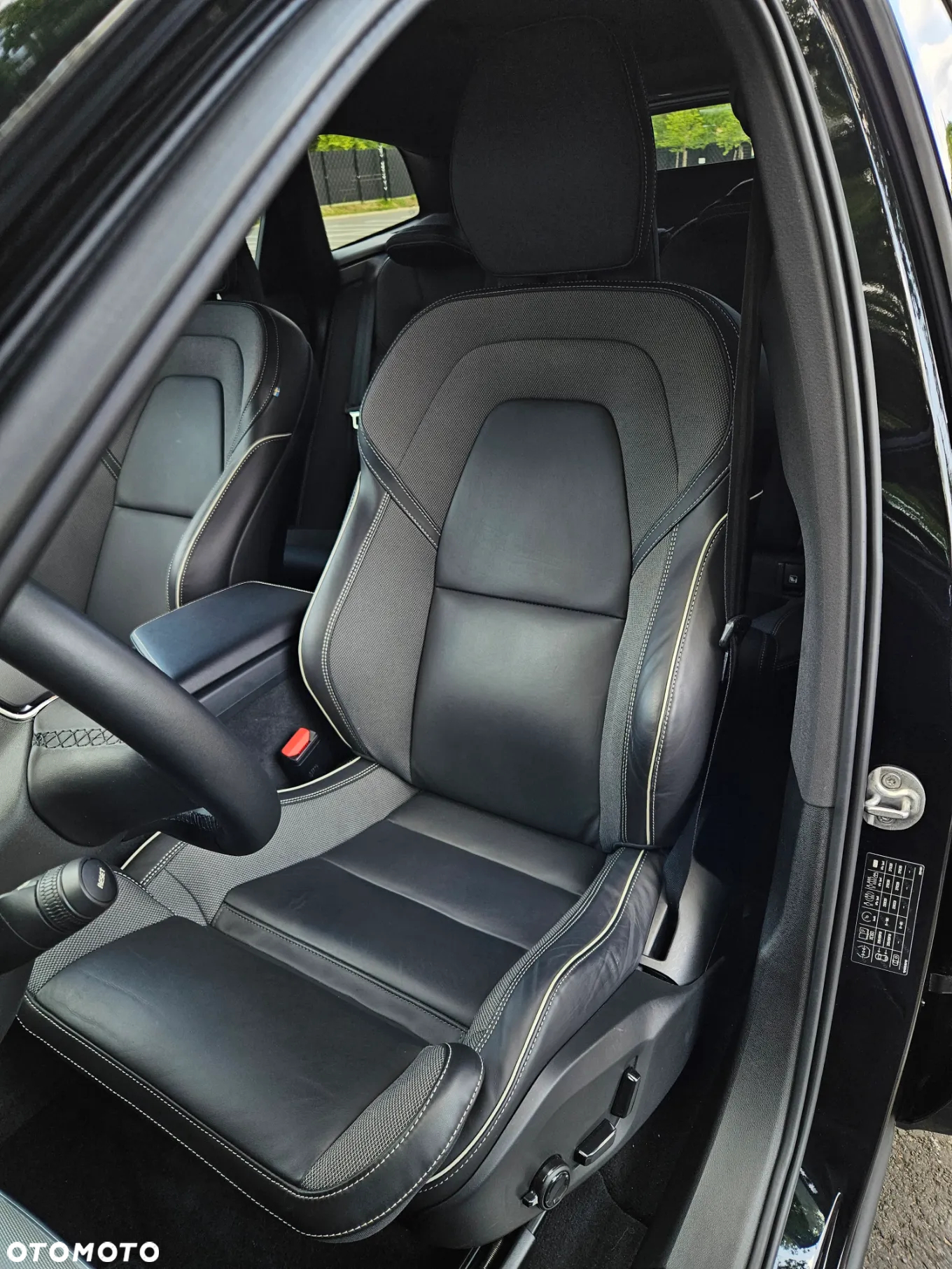 Volvo XC 60 B4 D AWD Plus Dark - 23