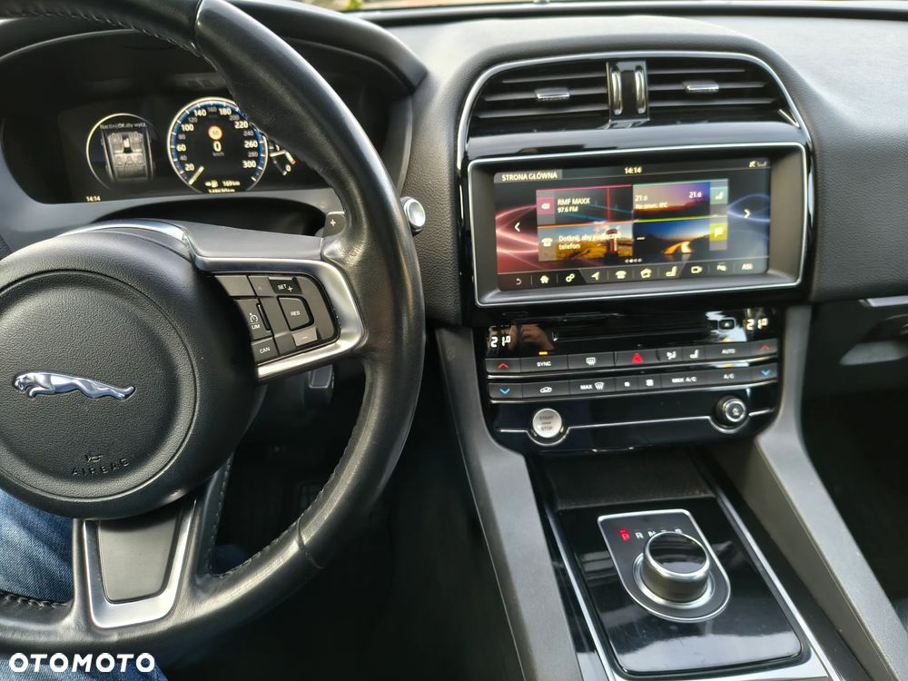 Jaguar F-Pace ver-20d-awd-prestige - 8