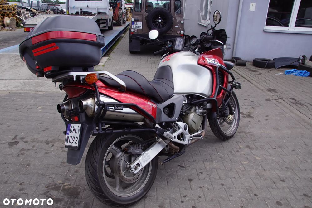 Motocykl na części - Honda XL1000 Varadero 996 cm3 94 KM SD01E 2001R Silnik Skrzynia Laga Owiewka Osłona Szyba Kufer Siedzenie Set Lampa Kierunkowskaz Wydech Manetka Sterownik Moduł Czujnik Licznik Przycisk - 7