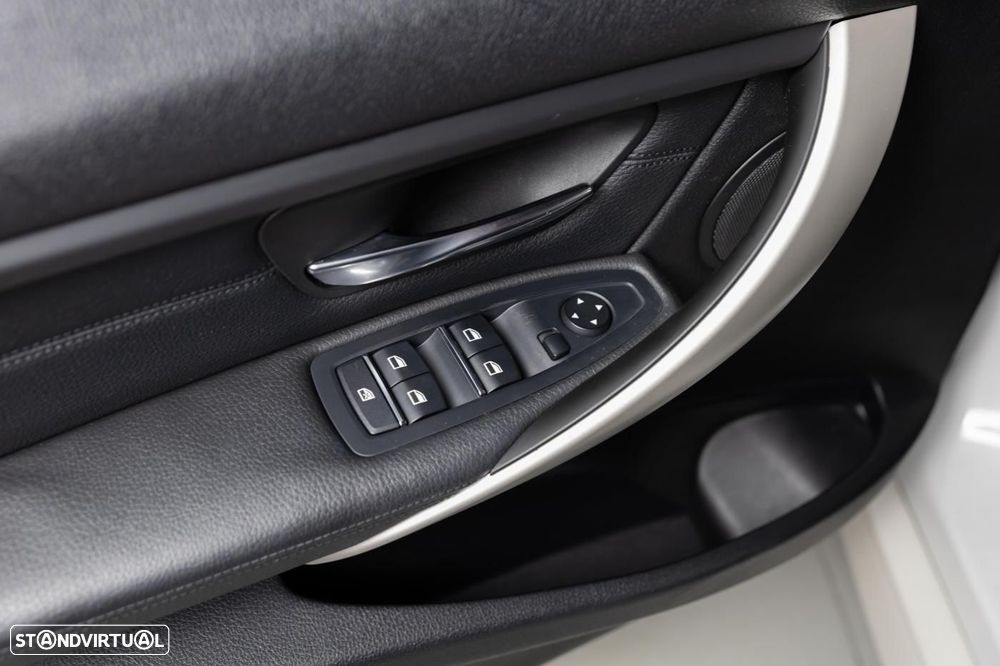 BMW 320 d Aut. Sport Line - 23