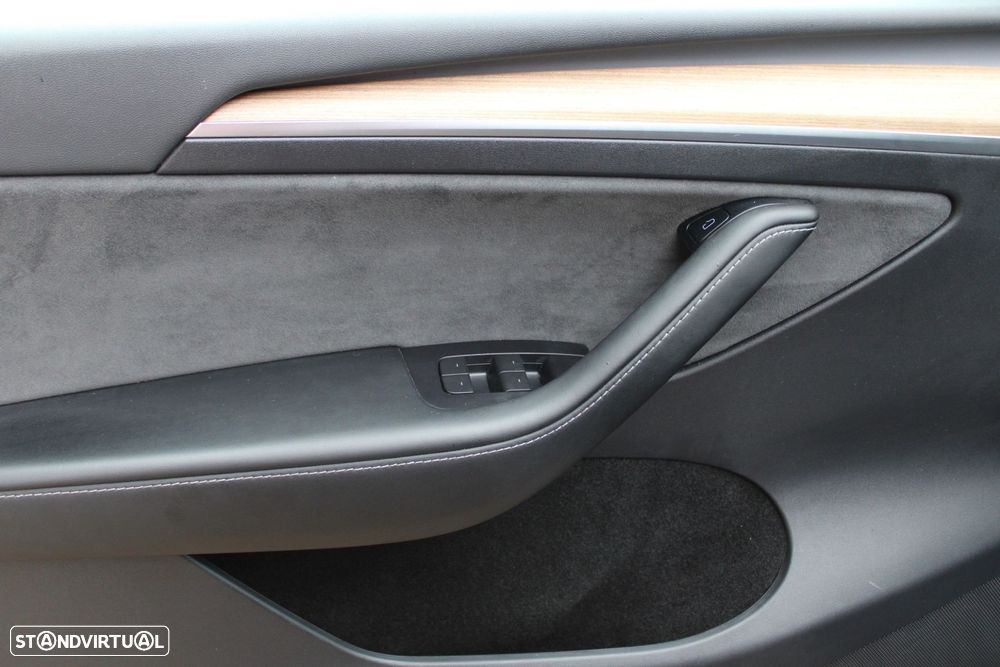 Tesla Model Y Long Range Dual Motor AWD - 16