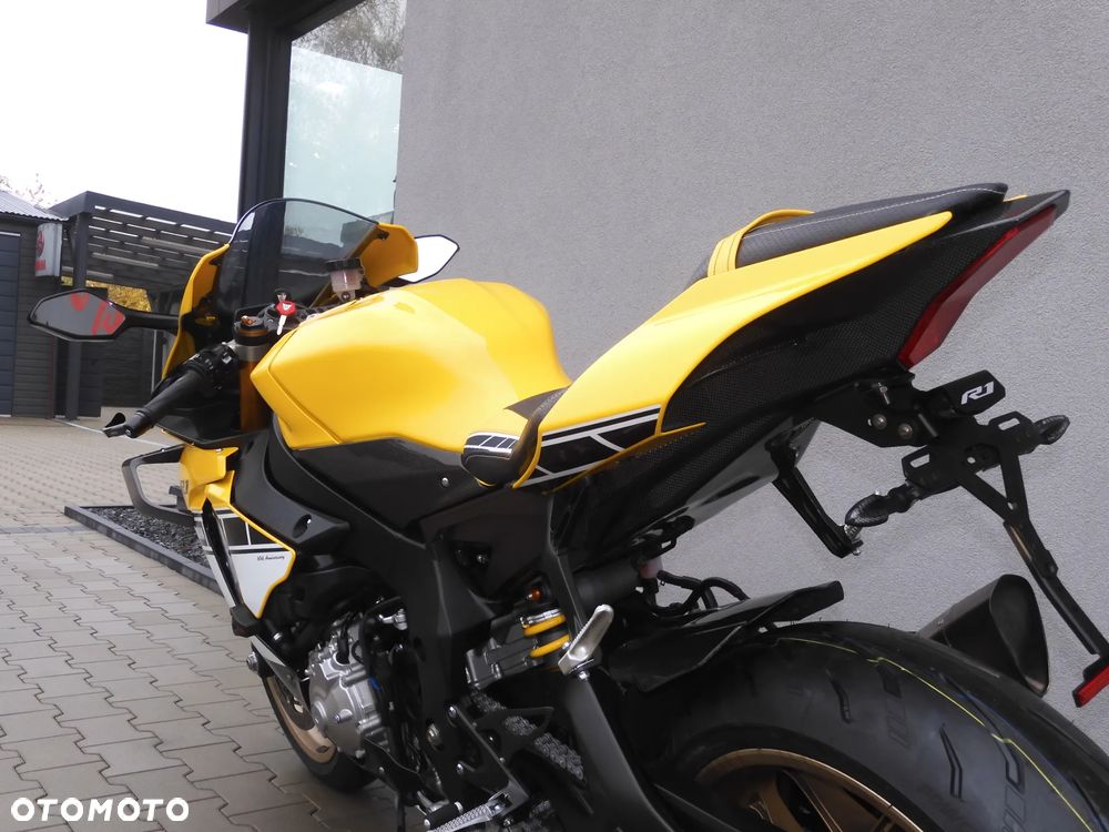 Yamaha R1 - 30