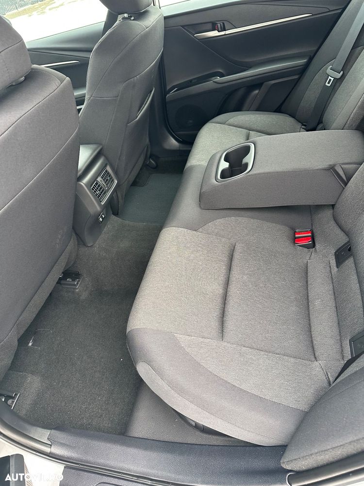 Toyota Camry Luxury - 6