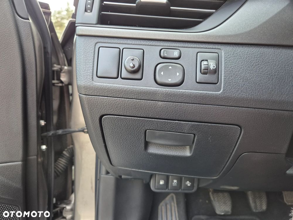 Toyota Avensis 1.6 Active - 21