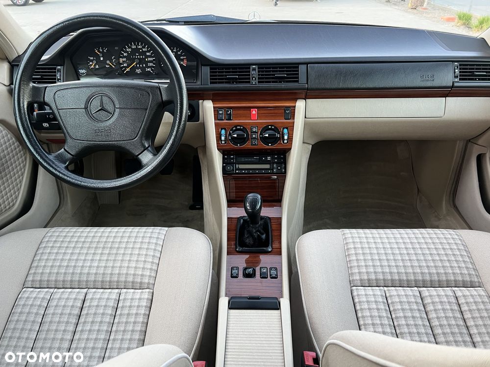 Mercedes-Benz Klasa E 260 - 20