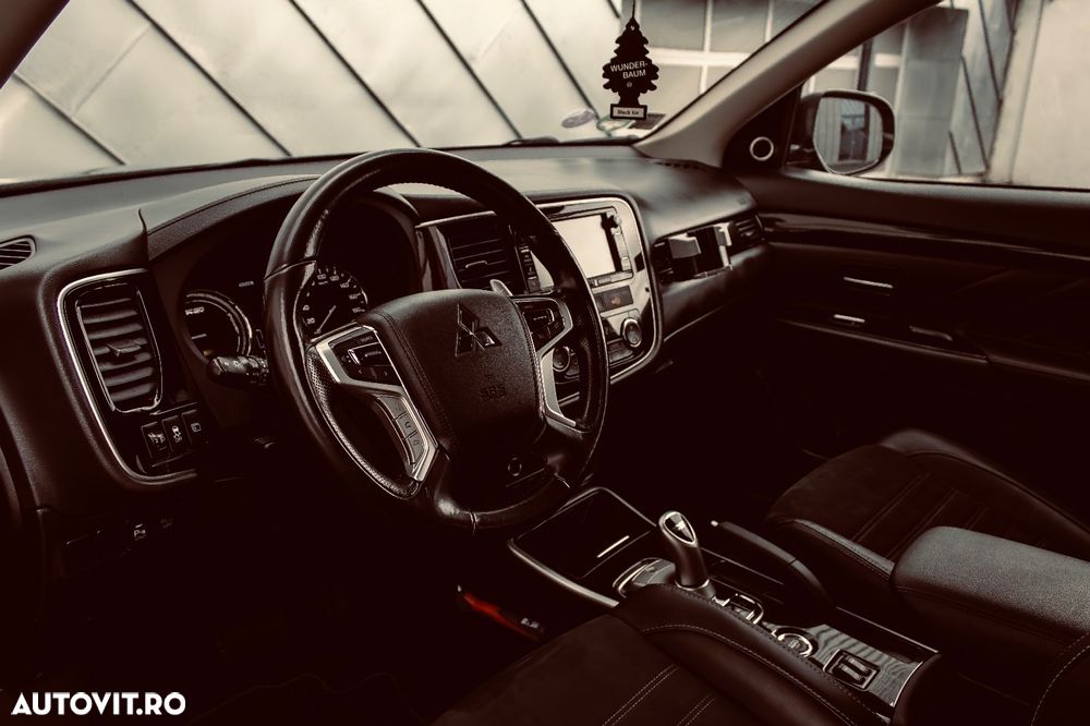 Mitsubishi Outlander 2.0 4WD Plug-In Hybrid Top - 11