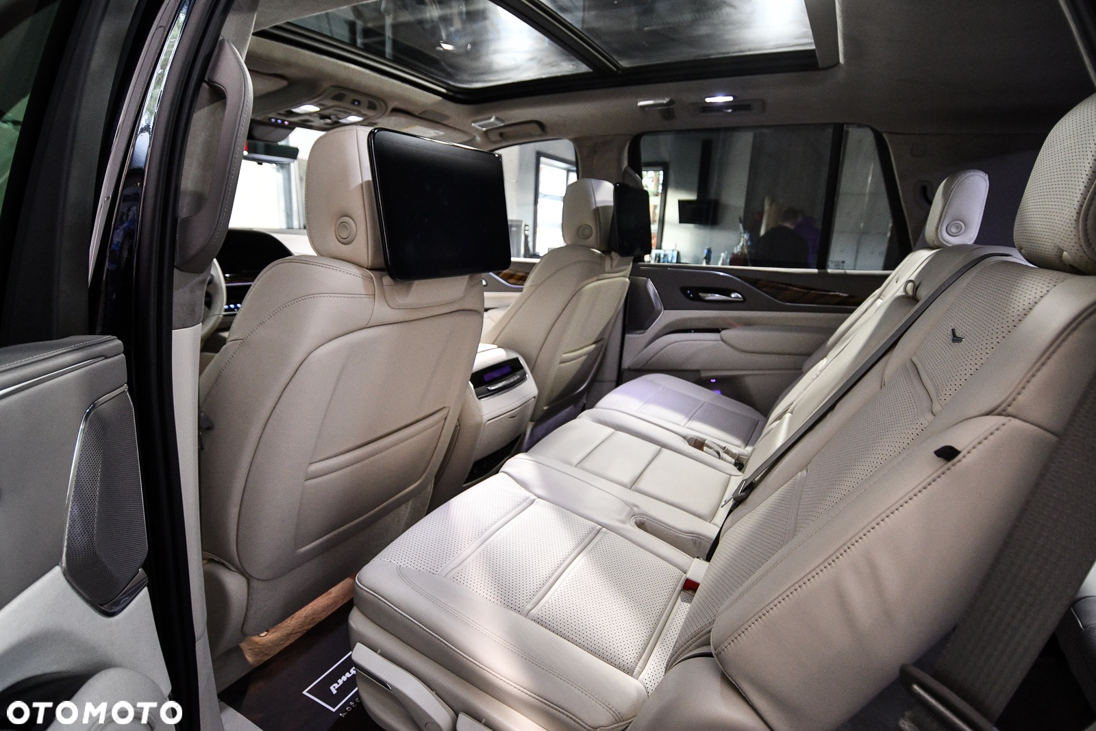 Cadillac Escalade - 16