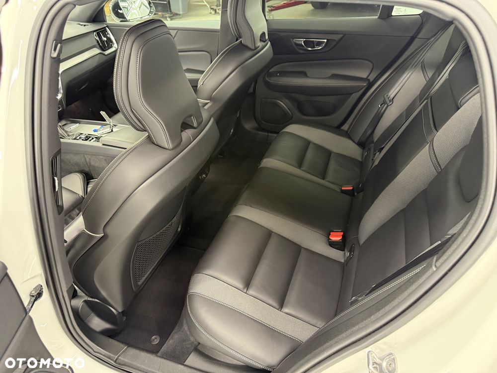 Volvo V60 D4 Geartronic R-Design - 22